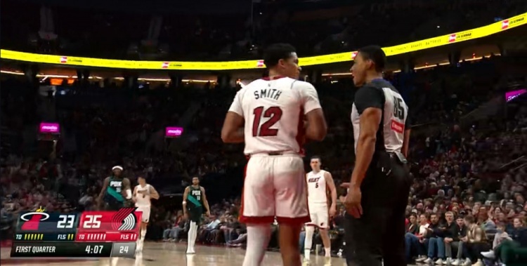 NBA录像高清回放-菜!德鲁·史密斯发球被吹走步违例 白白送出球权