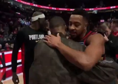 直播吧-昔日开拓者双枪!麦科勒姆重回波特兰 赛后与利拉德拥抱致意