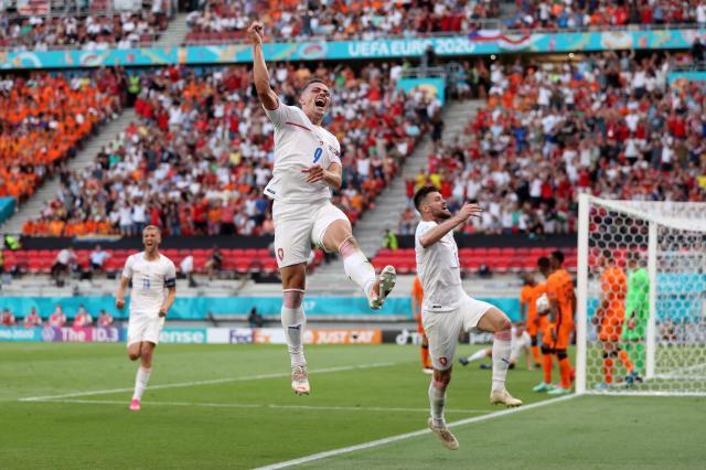 直播吧-本届欧洲杯首个冷门！捷克每球必争击败自大的荷兰