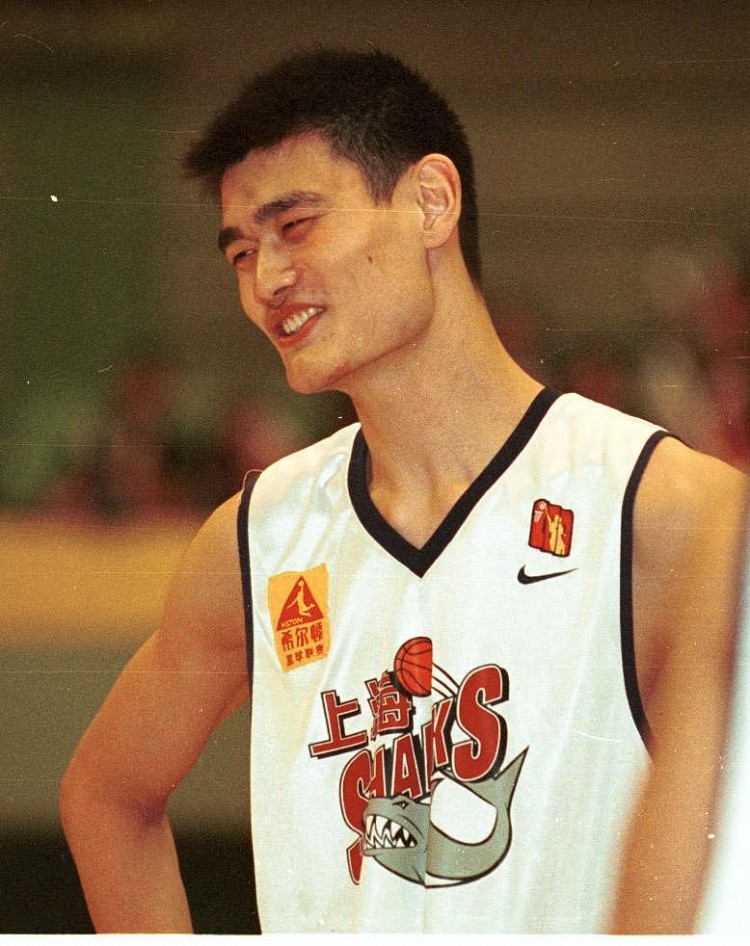 NBA视频在线观看-24年的等待！上海男篮首次夺冠的阵容：姚明、刘炜领衔 刘鹏在列